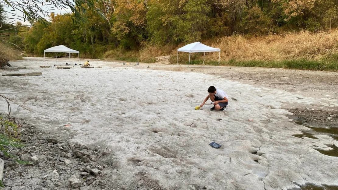 El río Paluxy suele atraer turistas para pescar, nadar y hacer kayak, pero se ha secado completamente debido a la creciente sequía de este verano.