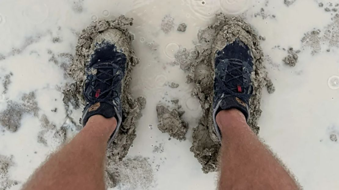 Las fuertes lluvias cubrieron el suelo con un espeso barro en Burning Man en el desierto de Black Rock.