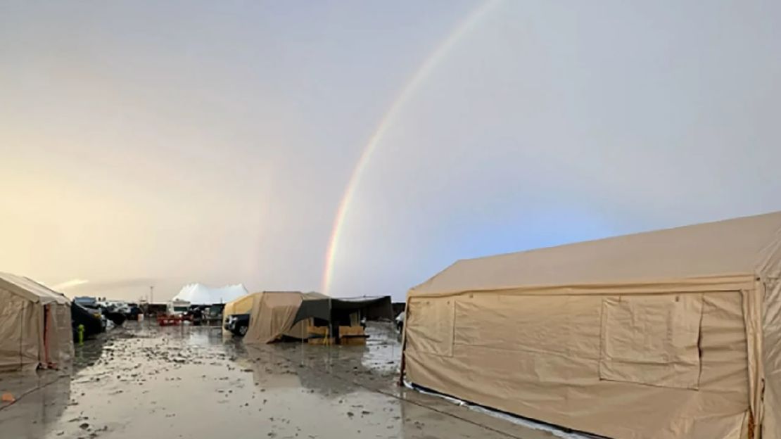 Aparece un arcoíris en Burning Man en el desierto de Black Rock, Nevada, el 2 de septiembre de 2023.