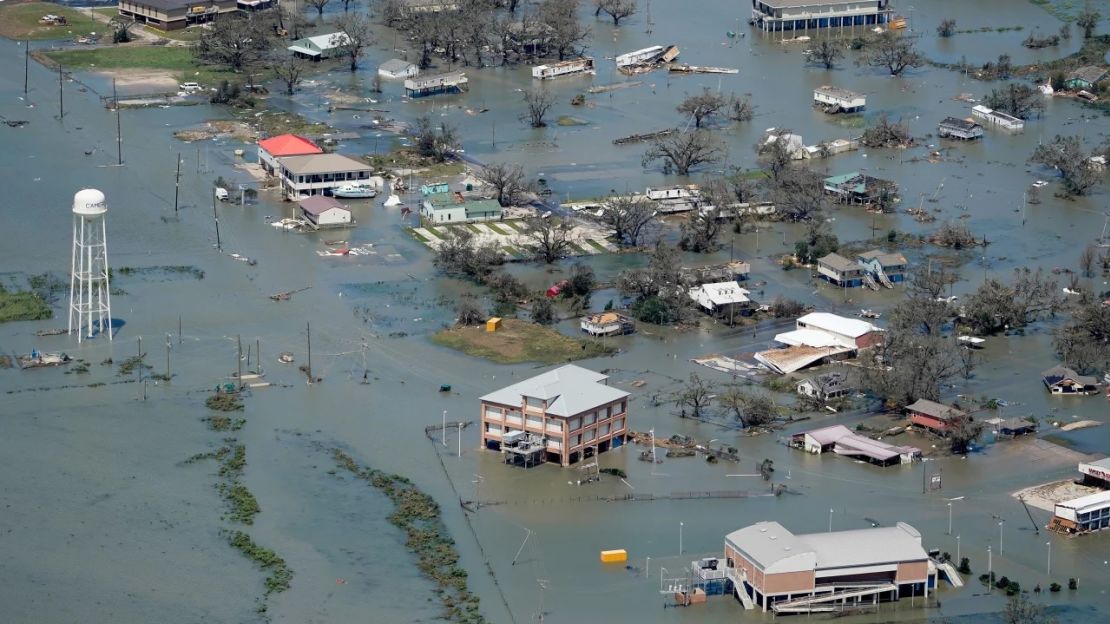 Edificios y viviendas se inundaron tras el huracán Laura en agosto de 2020 cerca de Lake Charles, Louisiana.