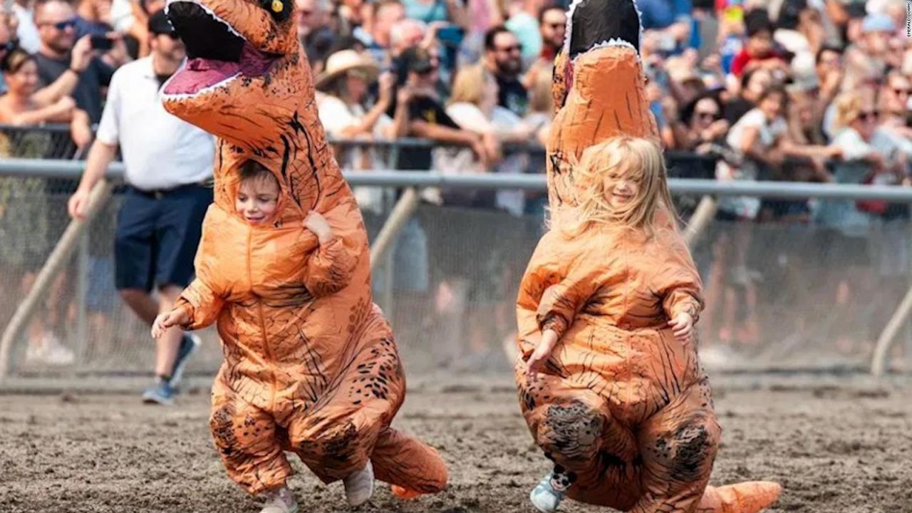 CNNE 1447513 - carrera de dos ninas vestidas como t-rex se hace viral