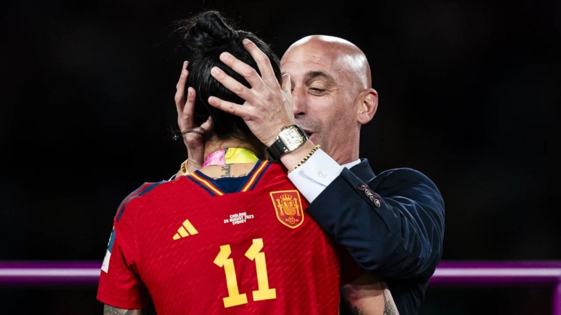 Luis Rubiales en la foto besando a Jenni Hermoso después de la final del Mundial femenino.