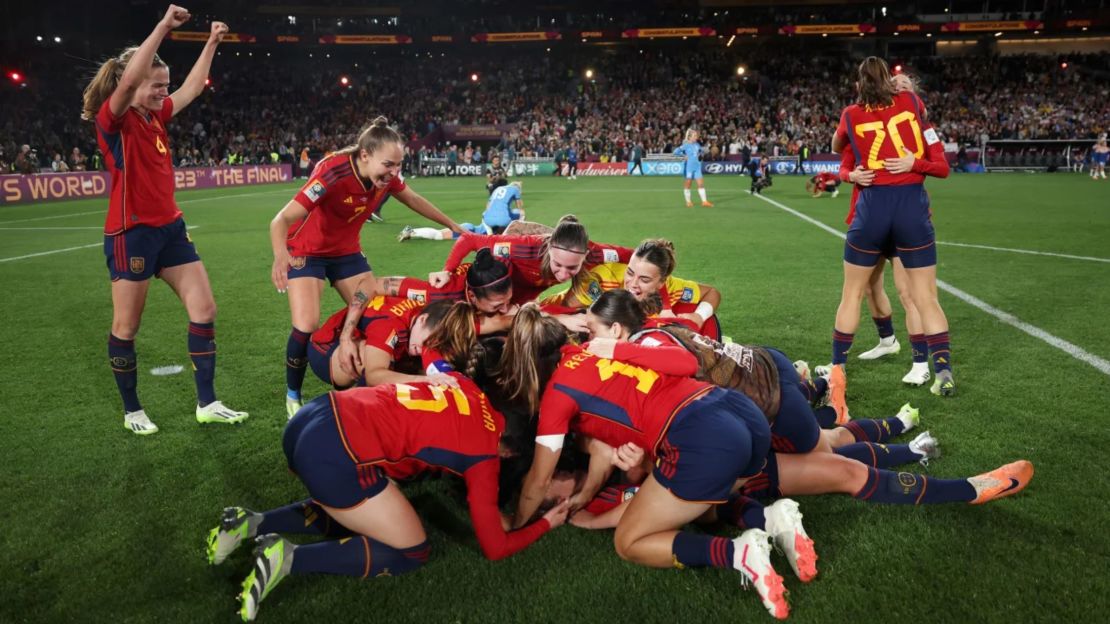 Las jugadoras de España celebran tras vencer a Inglaterra.