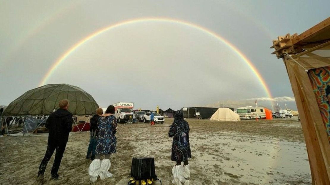 Los asistentes observan un doble arco iris sobre las inundaciones en una llanura desértica el 1 de septiembre de 2023.