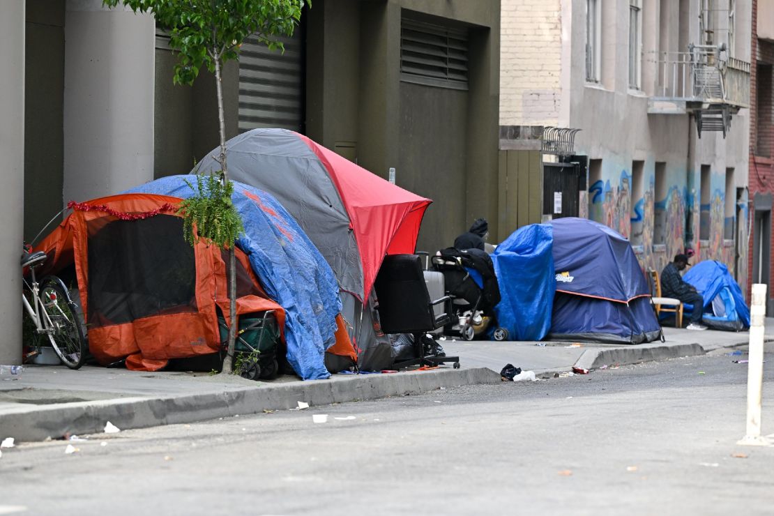 Tiendas de campaña en plena calle del distrito Tenderloin, en San Francisco.