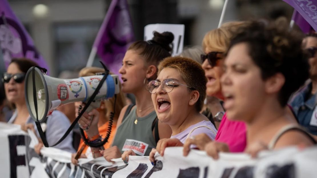 Varias personas participan en una protesta contra Rubiales en Madrid, España, el viernes.