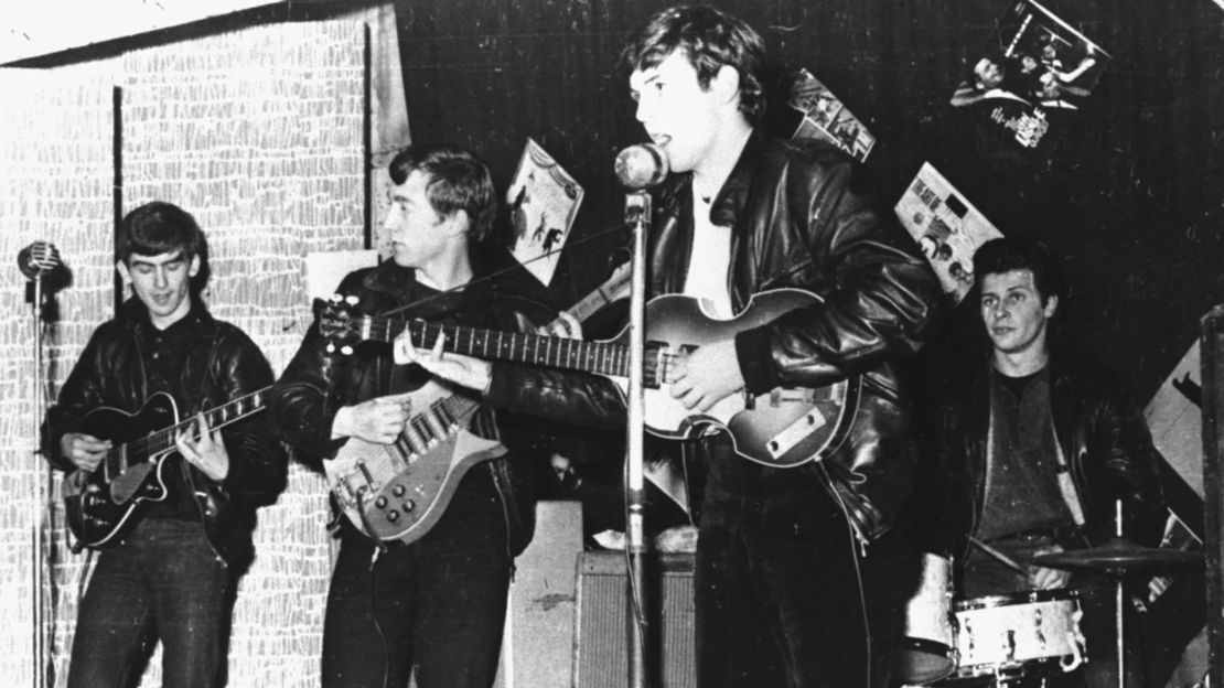 El grupo británico de rock and roll The Beatles actúa en un club antes de firmar su primer contrato de grabación, en Liverpool, Inglaterra, en 1962.