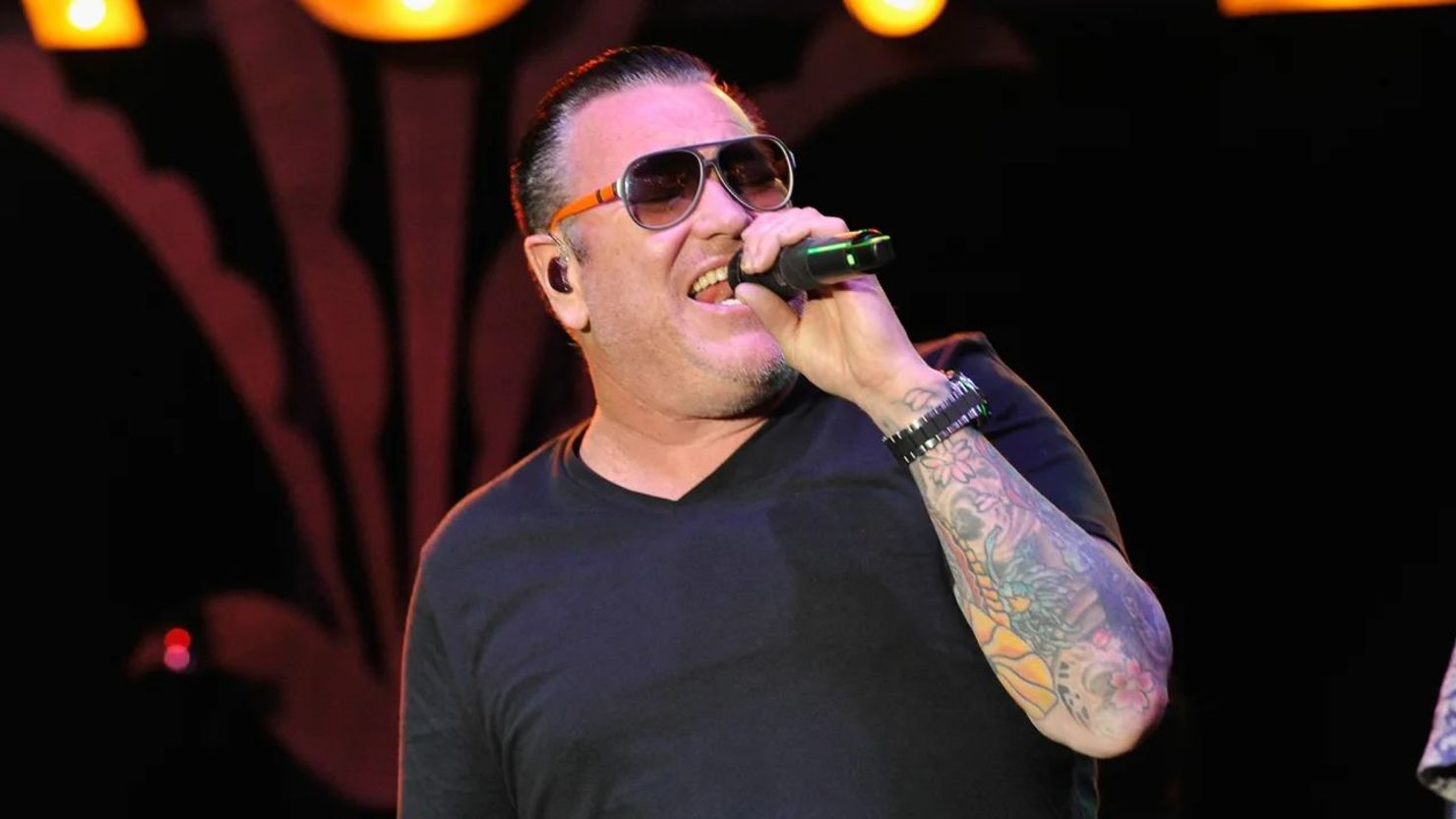 Steve Harwell, el cantante fundador del grupo de rock Smash Mouth, murió el 4 de septiembre de 2023.