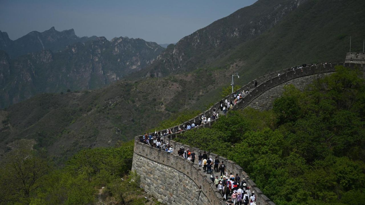 CNNE 1448045 - china- dos detenidos por danos a la gran muralla
