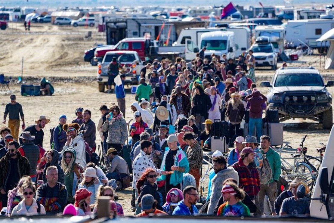 Cientos de asistentes al Burning Man esperan información sobre cuándo podrán abandonar el recinto.