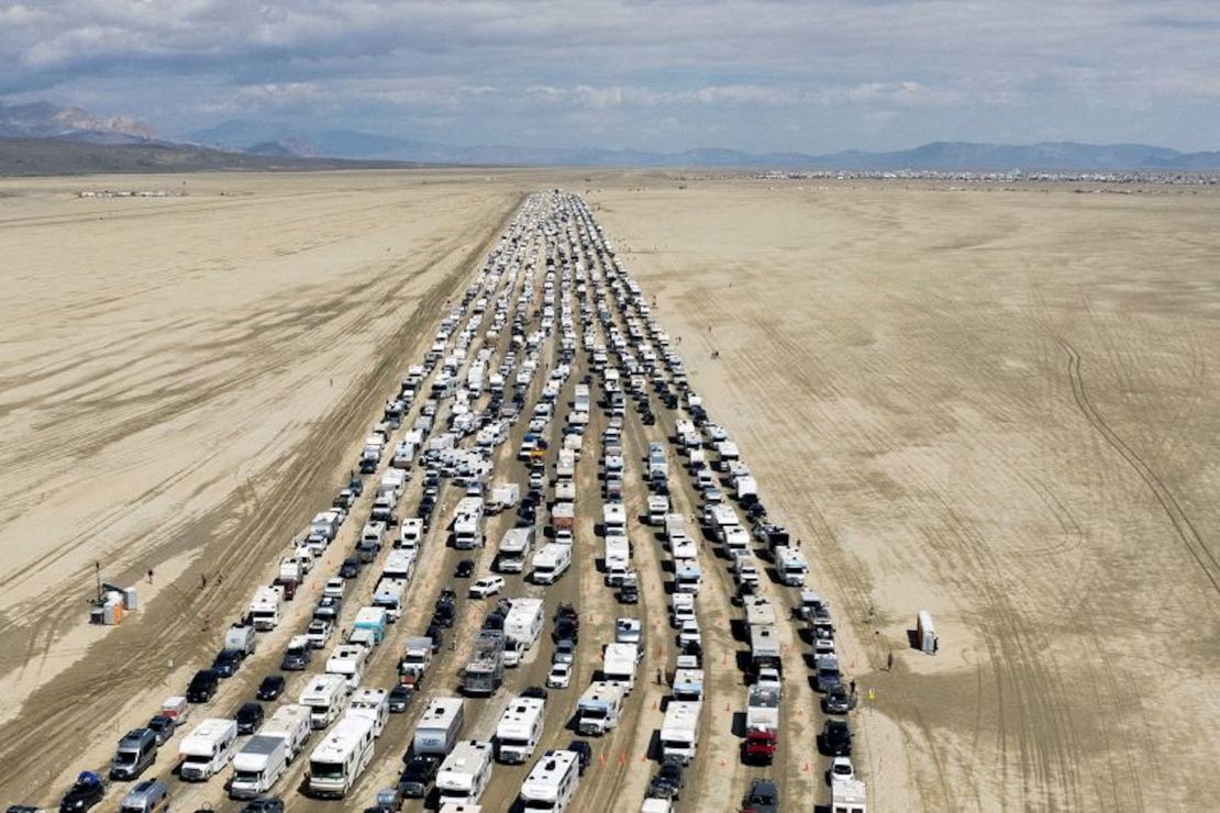 El "éxodo" masivo de Burning Man comenzó oficialmente este lunes por la tarde después de que los organizadores del evento levantaran la prohibición de conducir.