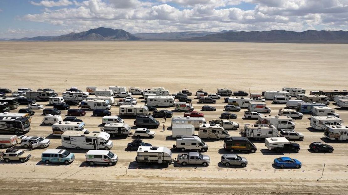 Miles de personas esperaron horas el lunes para abandonar Burning Man en Black Rock City, Nevada.