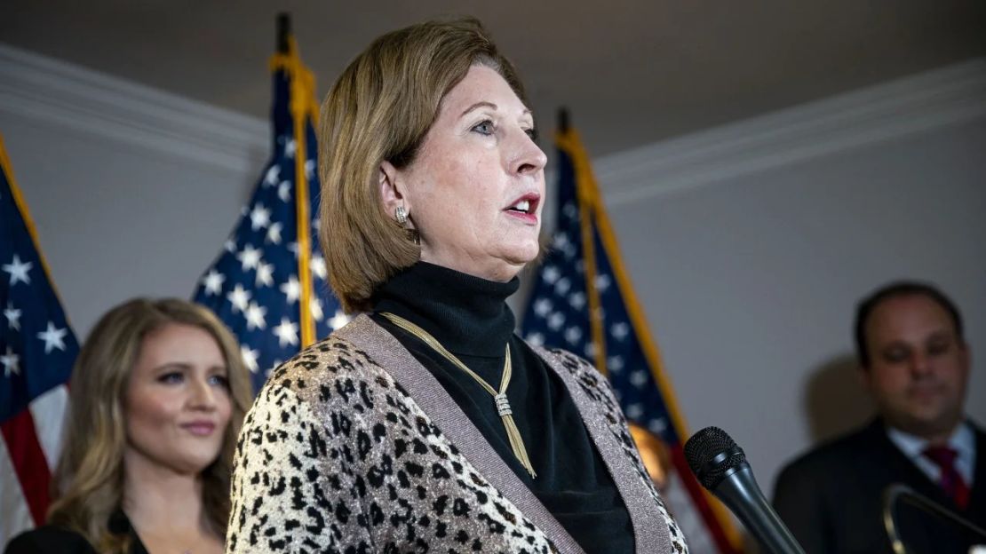 Sidney Powell, abogada del presidente Donald Trump, durante una conferencia de prensa en la sede del Comité Nacional Republicano en Washington, noviembre de 2020.