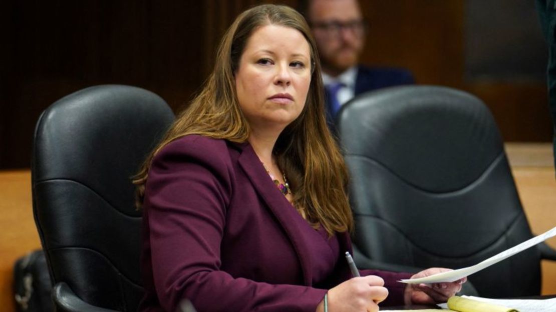 Stefanie Lambert escucha durante una audiencia judicial en Detroit, Michigan, en octubre de 2022.