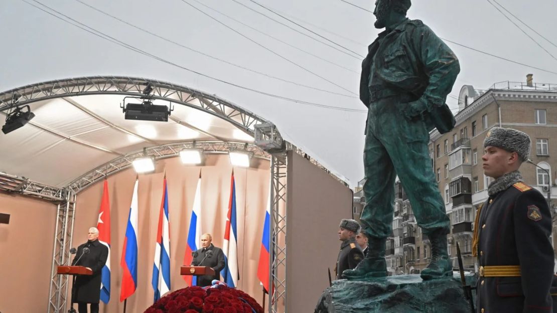 El presidente de Cuba, Miguel Díaz-Canel, y el presidente de Rusia, Vladímir Putin, inauguran un monumento al fallecido líder cubano Fidel Castro en Moscú, el 22 de noviembre de 2022. Crédito: Sergei Guneyev/AFP/SPUTNIK/AFP vía Getty Images