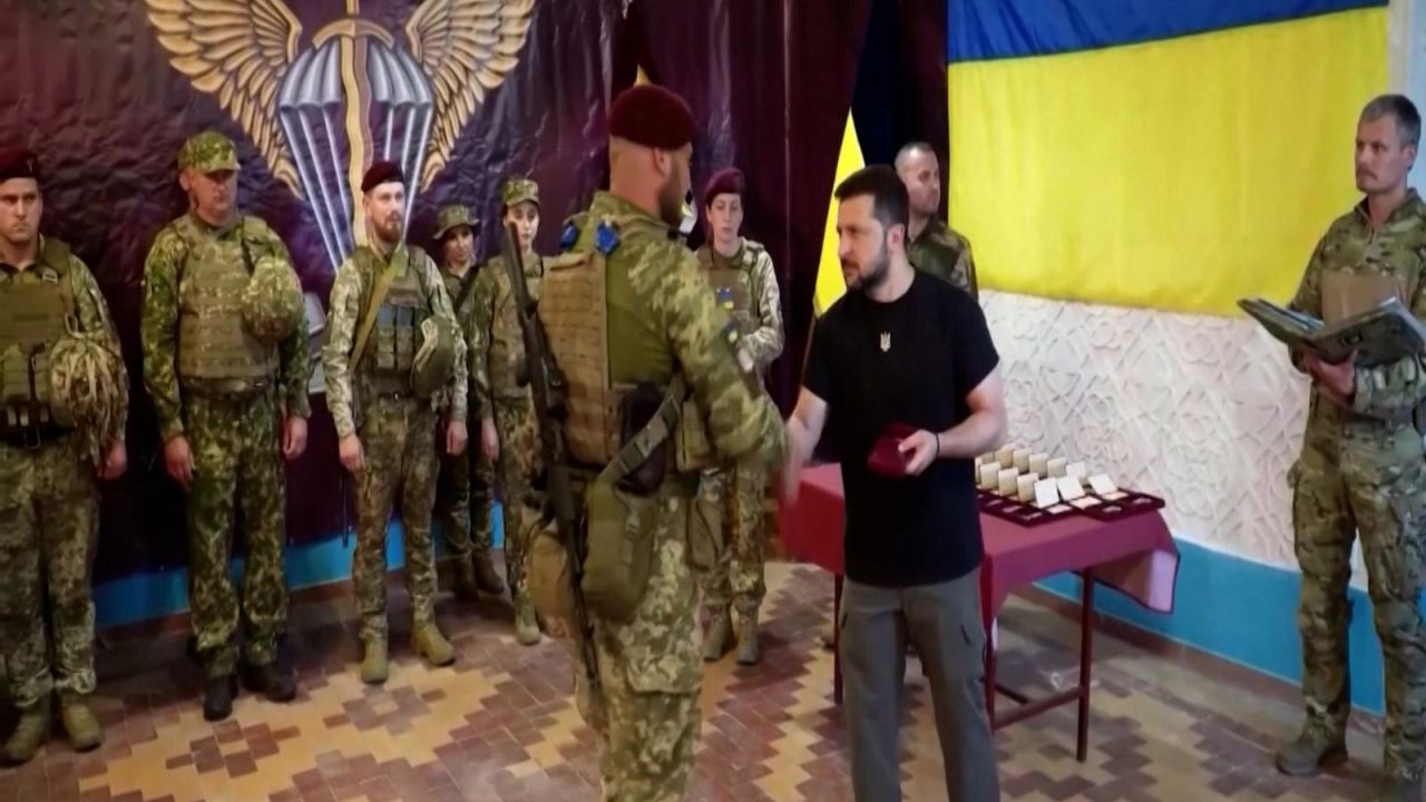 CNNE 1448303 - mira a zelensky visitando a sus soldados en zaporiyia