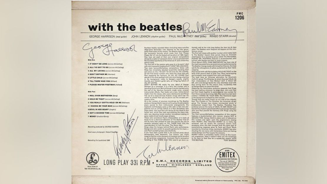 Este álbum "With the Beatles" está firmado por John Lennon y Ringo Starr. Crédito: Gotta Have Rock and Roll