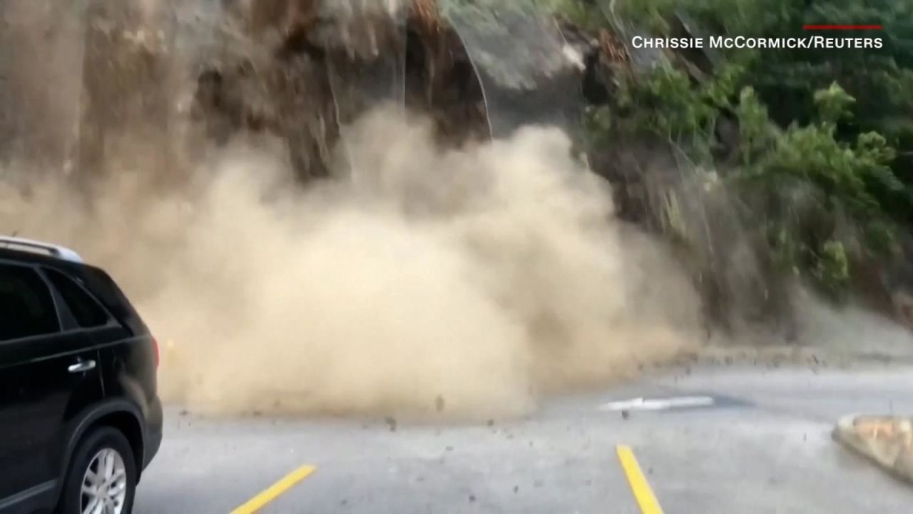 CNNE 1448411 - el dramatico momento en el que se derrumba una pared de roca en un estacionamiento