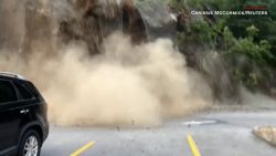 CNNE 1448411 - el dramatico momento en el que se derrumba una pared de roca en un estacionamiento