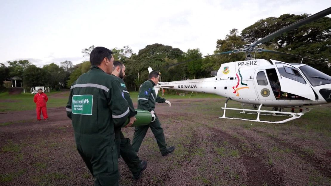 Los equipos de emergencias trabajan para atender las necesidades tras el ciclón en Rio Grande so Sul.
