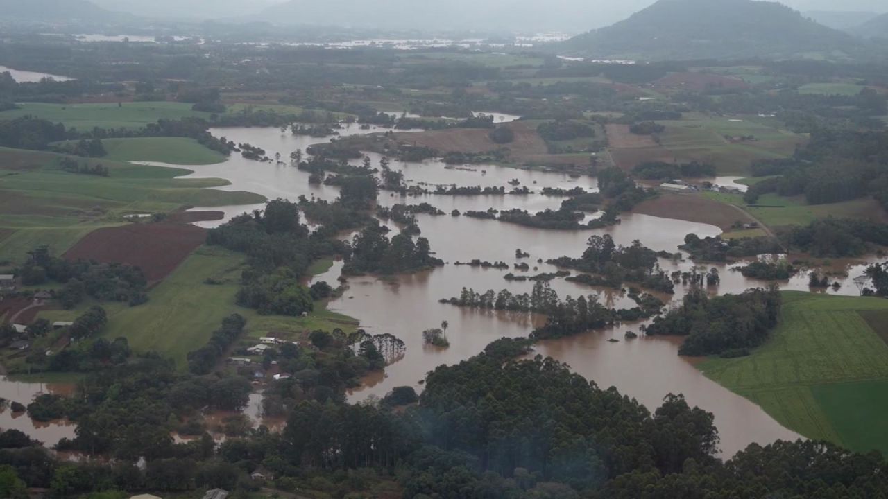 CNNE 1448577 - un ciclon azota el sur de brasil y deja unas 21 personas muertas