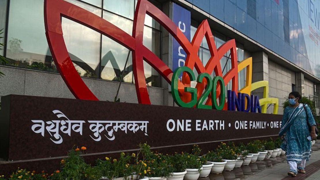 Una mujer pasa junto al logotipo del G20 en Nueva Delhi, India, el 5 de septiembre.