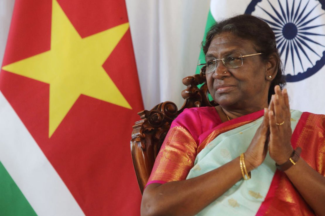 En esta foto aparece la presidenta de la India, Droupadi Murmu, antes de una reunión con el presidente de Surinam, Chan Santokhi (fuera de cuadro), en el palacio presidencial de Paramaribo, el 5 de junio de 2023.