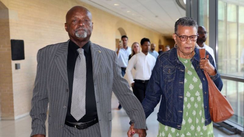 Casi cinco décadas después de que fuera condenado injustamente por violación en nueva york, una nueva prueba de adn exonera a un hombre de 72 años | c