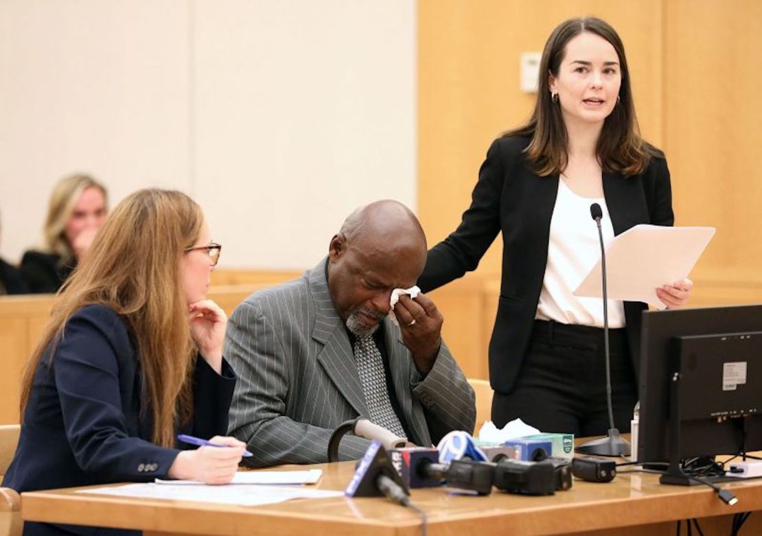 Leonard Mack, centro, abrumado por la emoción en una sala del tribunal del condado de Westchester el 5 de septiembre de 2023.