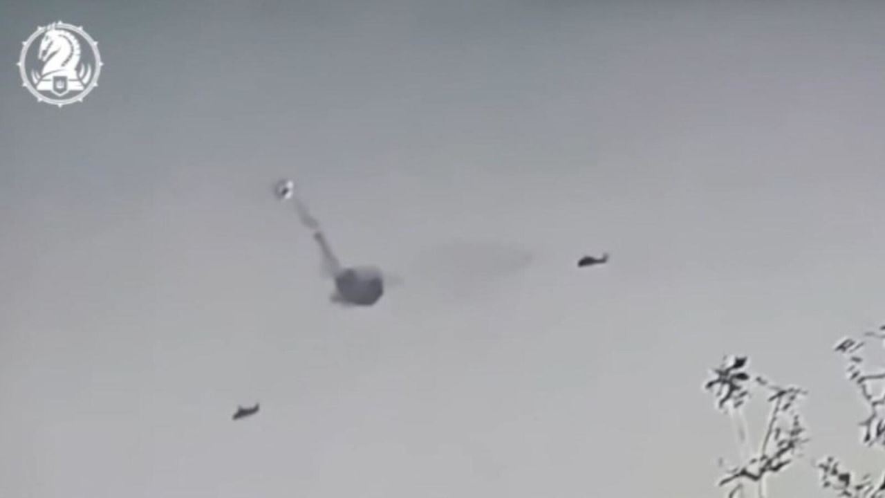 CNNE 1448816 - nuevo video- soldado ucraniano derriba un avion ruso