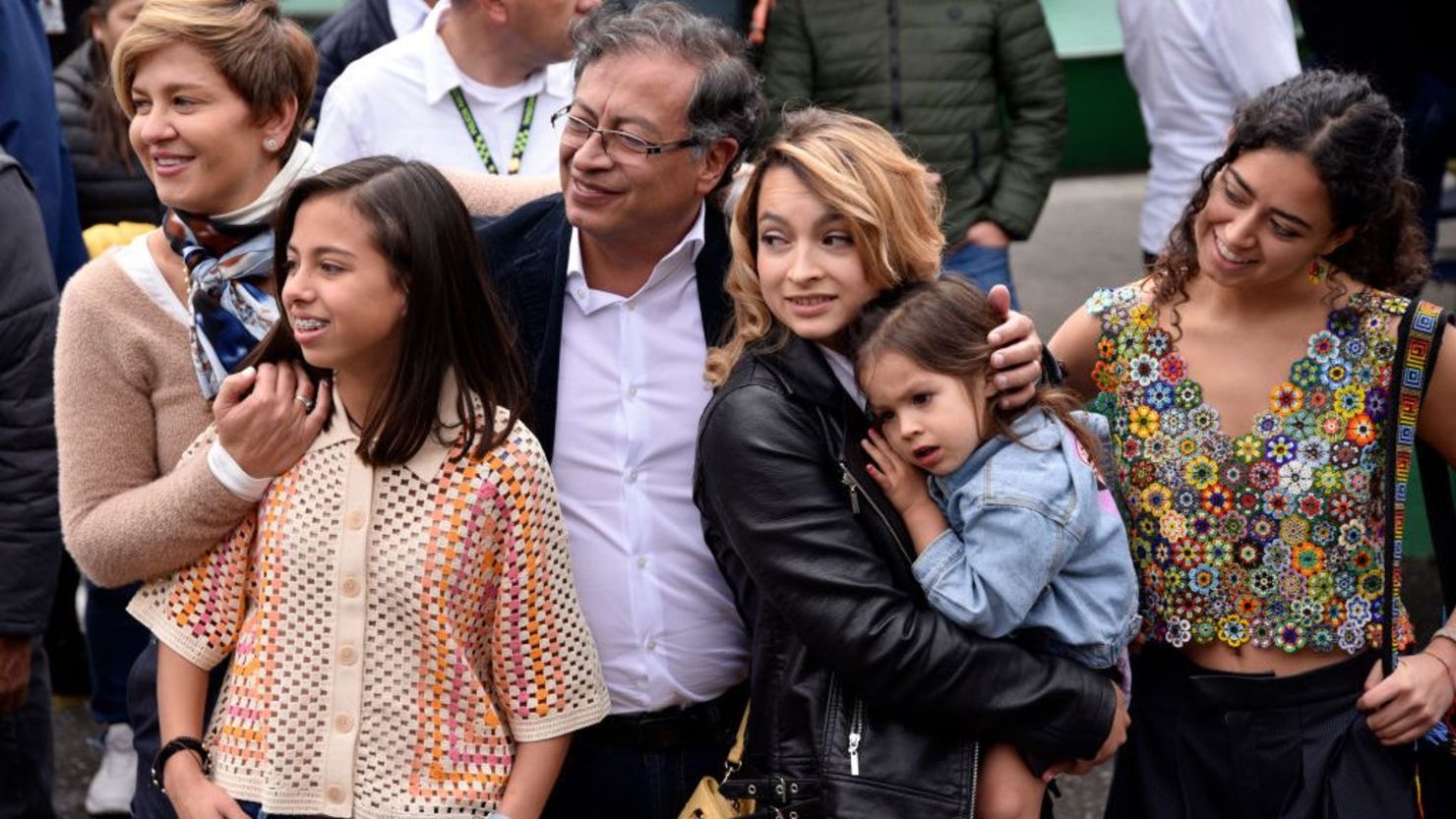 Gustavo Petro junto a su esposa, Verónica Alcócer, ysus hijas, Antonella, Sofía y Andrea, ésta última sosteniendo a la nieta de Petro, Victoria. El 29 de mayo de 2022, en Bogotá, Colombia.