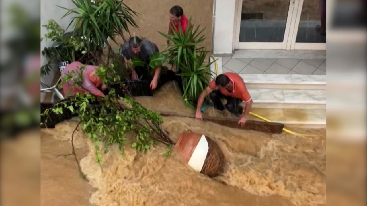 CNNE 1448980 - tormenta daniel arrastra las pertenencias de la gente en grecia