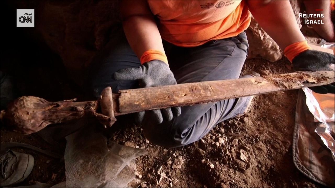 CNNE 1449142 - arqueologos hallan espadas romanas en cueva de israel