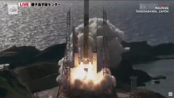 CNNE 1449144 - japon lanza un modulo de aterrizaje lunar y un satelite de rayos x