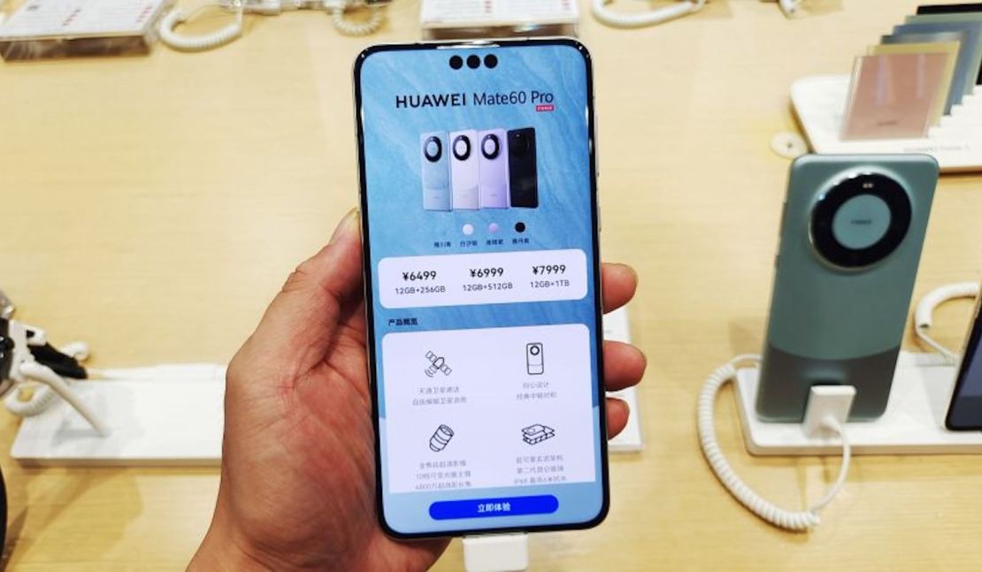 Los clientes experimentan el recién lanzado teléfono insignia Huawei Mate 60 Pro en la tienda insignia de Huawei en Shanghai, China, 5 de septiembre de 2023. El teléfono viene con el último sistema Hormony 4.0 de Huawei, un chip Kirin 9000s, un teléfono satelital y velocidades de Internet estándar 5G.