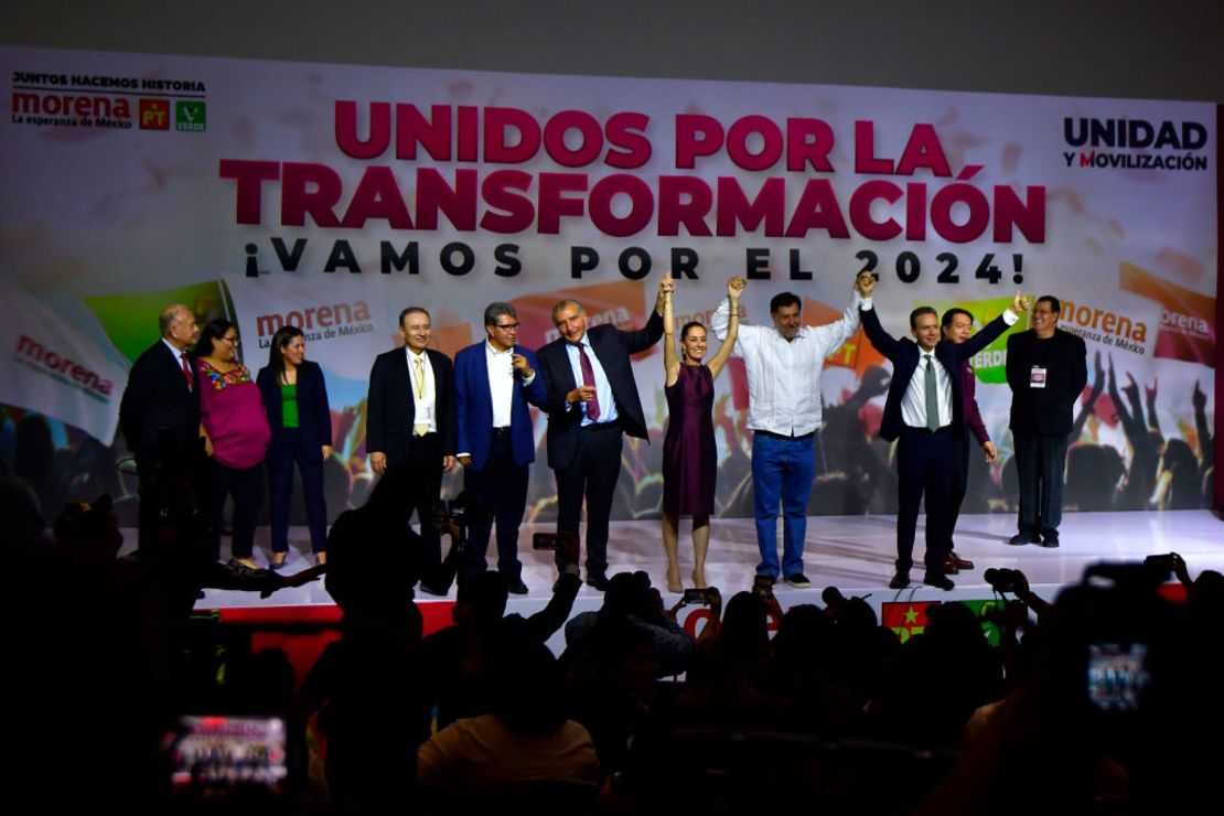 Claudia Sheinbaum (C), candidata presidencial del partido Morena, celebra con miembros del partido durante el anuncio del nuevo Coordinador Nacional de los Comités de Defensa de la Cuarta Transformación en el WTC Ciudad de México el 6 de septiembre de 2023 en la Ciudad de México.