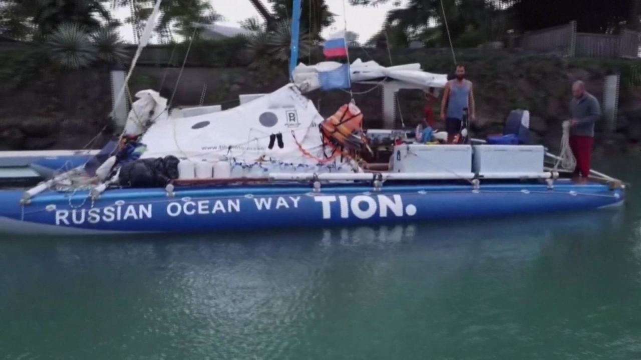 CNNE 1449531 - tiburones atacan a un bote en australia y las autoridades rescatan a 3 marineros