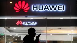 CNNE 1449557 - ee-uu- pide sanciones tras el lanzamiento de un telefono huawei