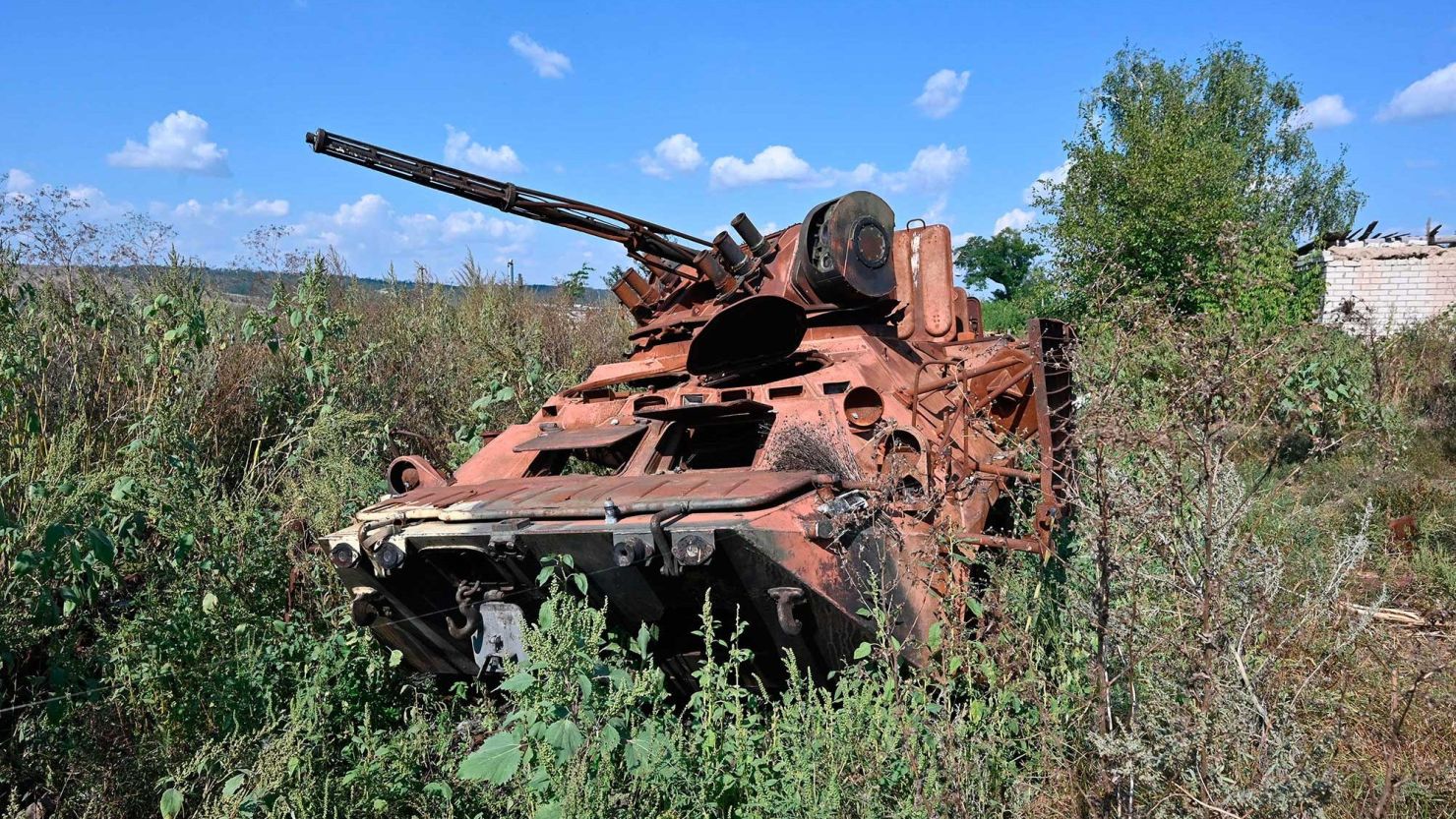 Una foto muestra un vehículo blindado de personal ucraniano destruido durante los combates en la aldea de Kamianka, cerca de la ciudad de Izium, región de Járkov, el 5 de septiembre de 2023- Crédito: SERGEY BOBOK/AFP vía Getty Images