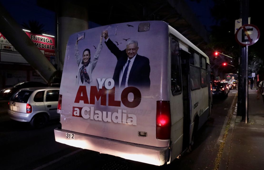Una imagen del presidente de México, Andres Manuel Lopez Obrador, junto a Claudia Sheinbaum, actual candidata a la presidencia
