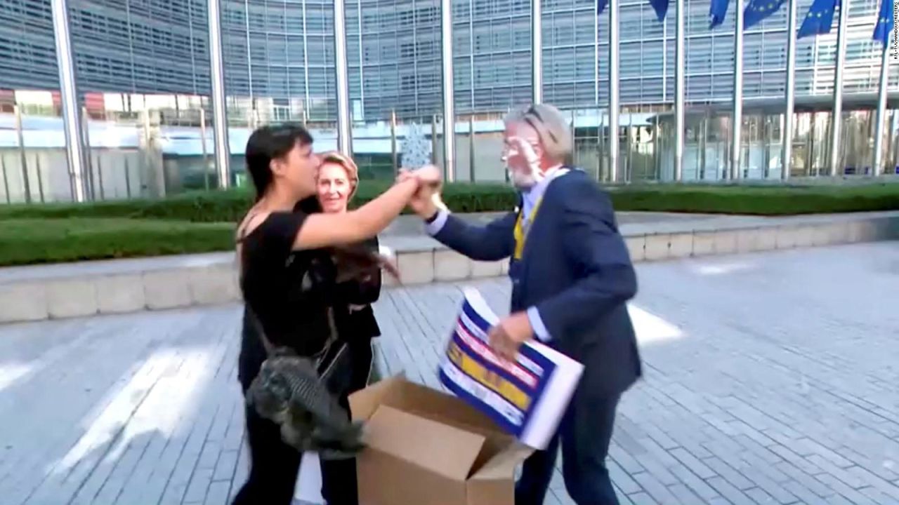 CNNE 1449693 - pastelazo a michael o'leary, ceo de ryanair