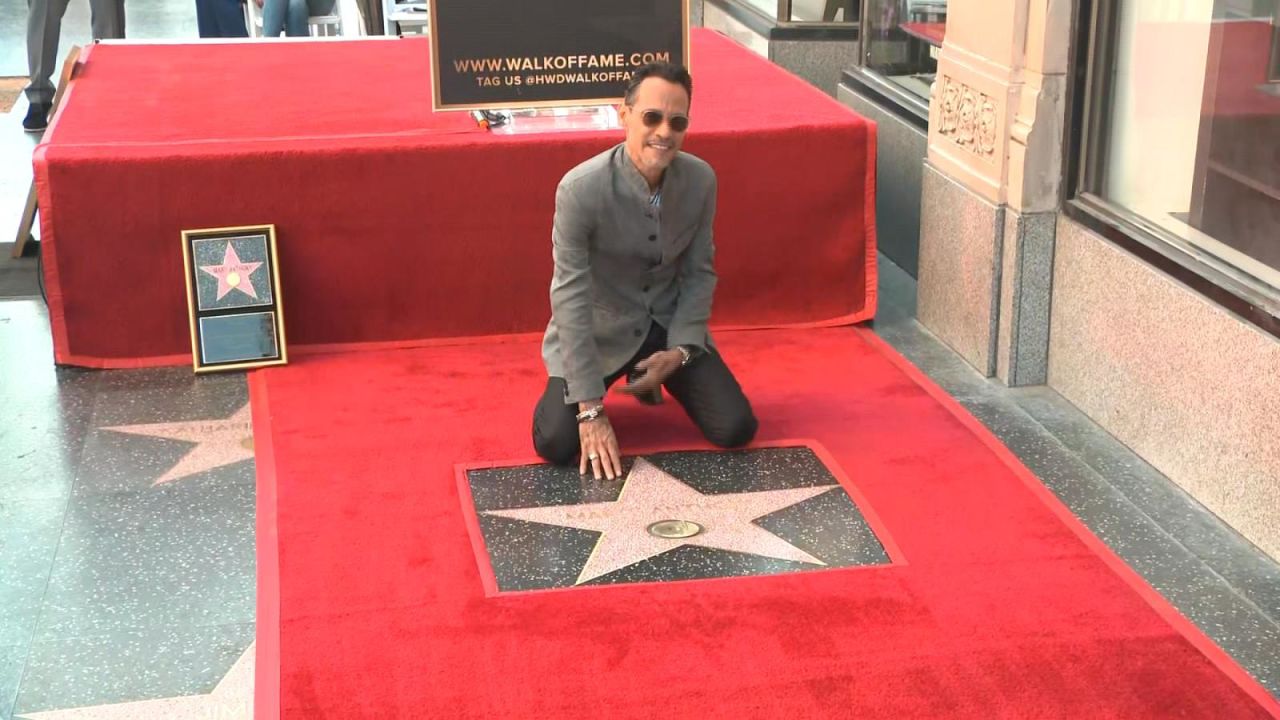 CNNE 1449717 - marc anthony dedica su estrella en hollywood a su familia