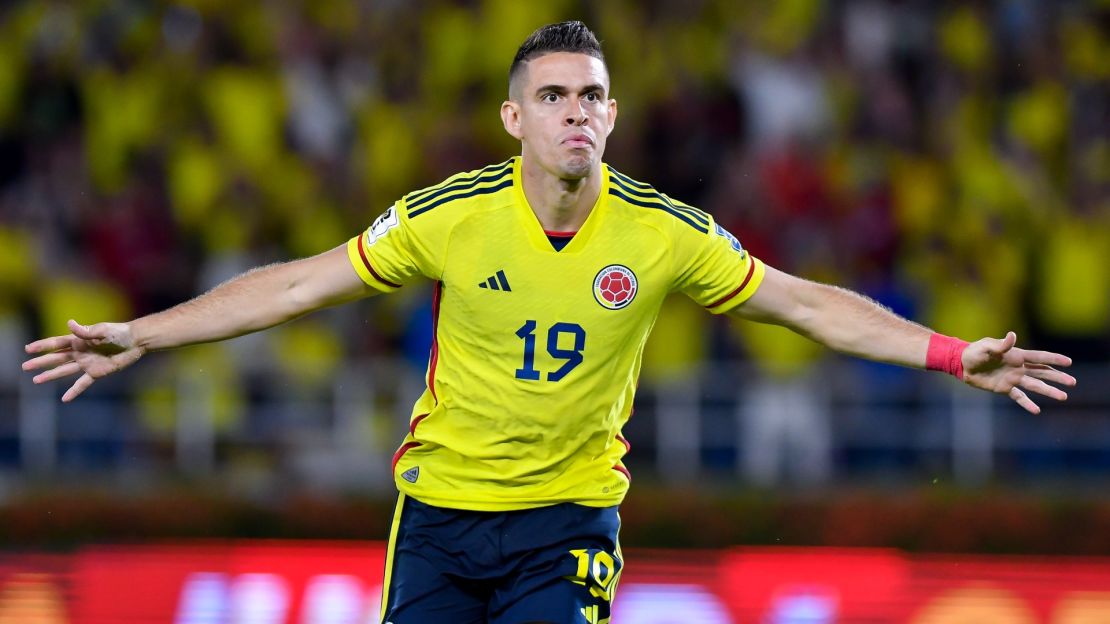 Rafael Santos Borré celebra el gol que anotó por Colombia en el partido contra Venezuela de las eliminatorias sudamericanas.