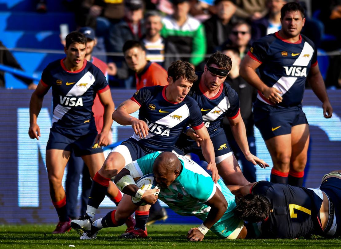 Bongi Mbonambi de Sudáfrica es tackleado por Santiago Grondona de Argentina durante un test match entre los Pumas de Argentina y los Springboks de Sudáfrica en el Estadio José Amalfitani el 5 de agosto de 2023 en Buenos Aires, Argentina.