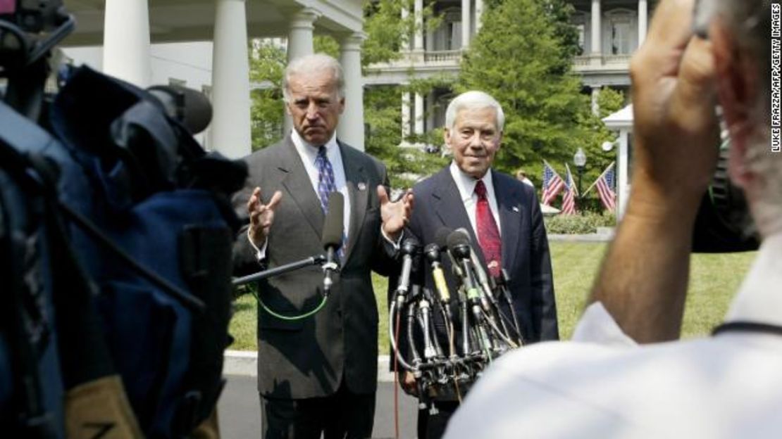 Biden y el senador Richard Lugar de Indiana conversan con periodistas en la Casa Blanca después de reunirse con el presidente George W. Bush el 5 de junio de 2002 para hablar sobre el tratado SORT con Rusia.