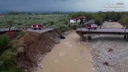 CNNE 1450090 - los destrozos generados por la lluvia en grecia aislaron a un pueblo