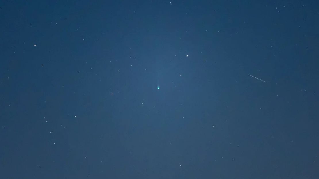 El cometa Nishimura pudo verse como un tenue punto verde en el cielo de L'Aquila, Italia, el 7 de septiembre.Crédito: Manuel Romano/NurPhoto/Getty Images