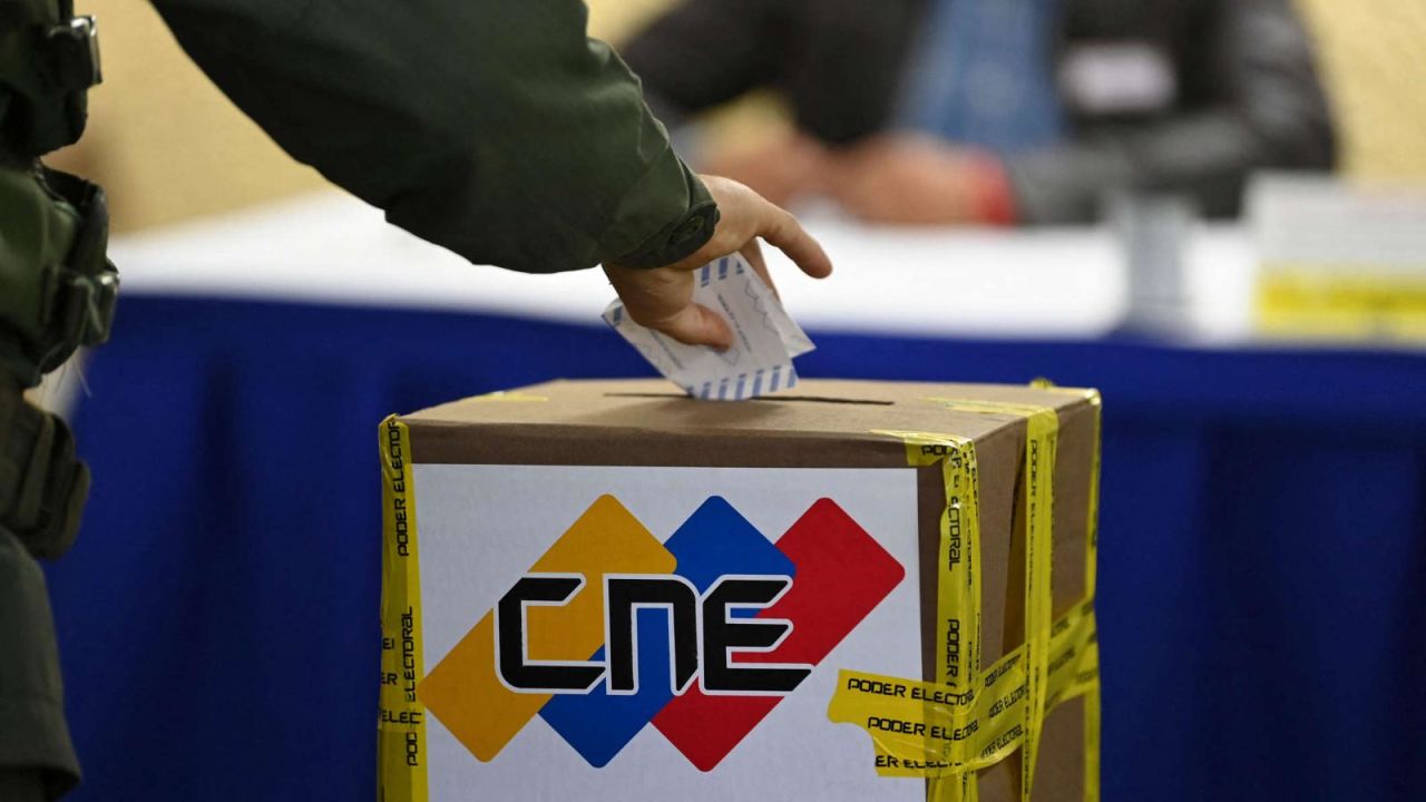 Una persona deposita su voto en una urna del Consejo Nacional Electoral de Venezuela. Imagen de archivo.