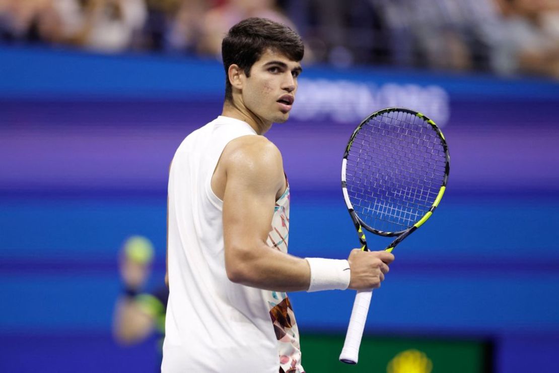 Carlos Alcaraz reacciona en la semifinal del US Open. Crédito: KENA BETANCUR/AFP via Getty Images