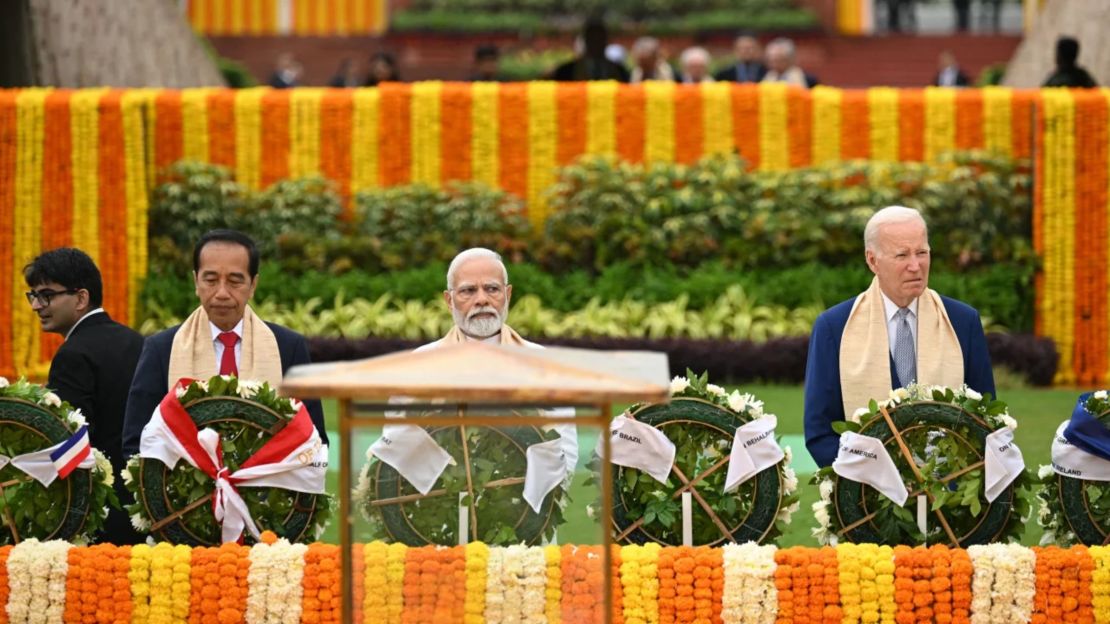 El presidente de Indonesia, Joko Widodo, el primer ministro de la India, Narendra Modi, y el presidente de Estados Unidos, Joe Biden, en el monumento a Mahatma Gandhi en Rajghat, Nueva Delhi, el 10 de septiembre de 2023.